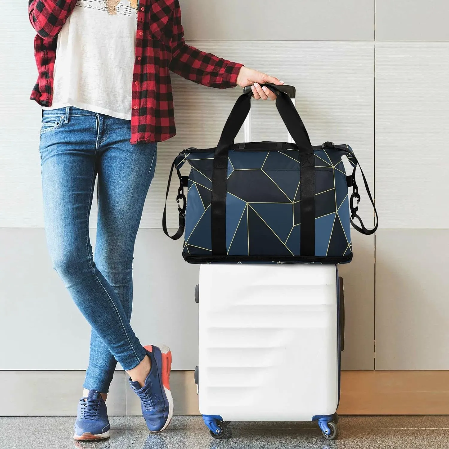 Dark Blue Black Marble Crystal Seamless Polygonal with Gold Lines Gym Duffel Bag, Polyester Travel Weekender Luggage Handbag with Waterproof Pocket for Wet Items, Unisex Foldable Tote for Sports
