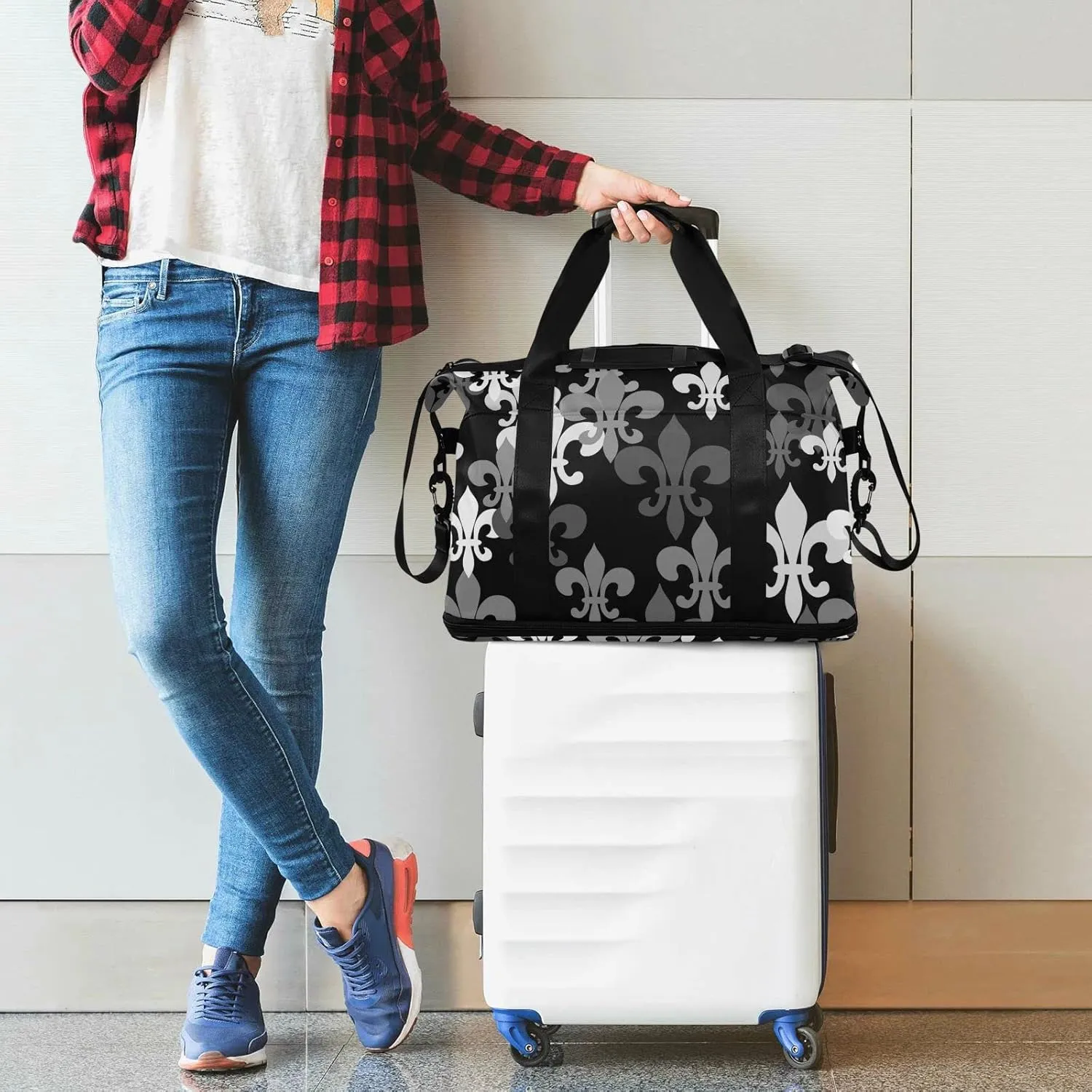 Seamless Black Grey Fleur De Lis Flowers on Black Dark Gym Duffel Bag, Polyester Travel Weekender Luggage Handbag with Waterproof Pocket for Wet Items, Unisex Foldable Tote for Sports