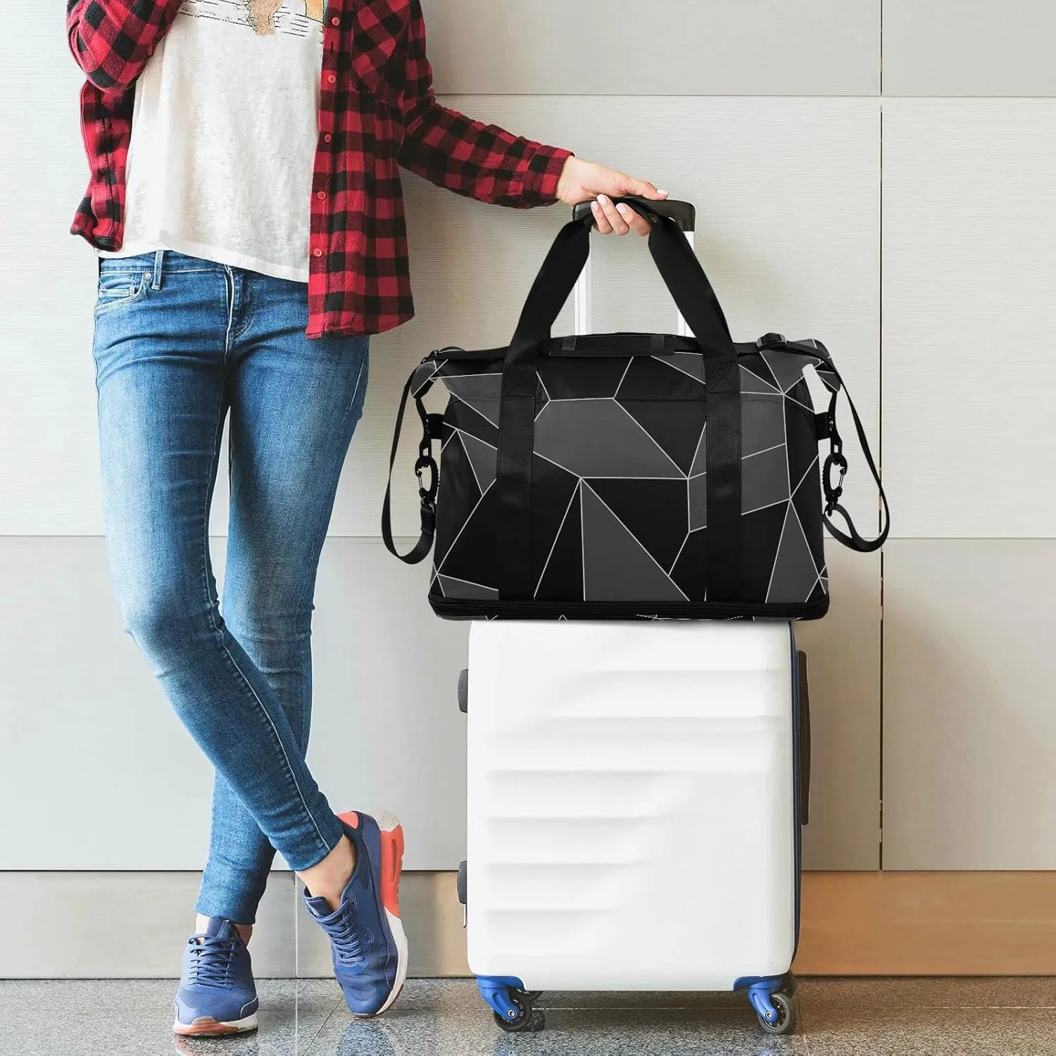 Seamless Emerald Geometric Black Dark Grey Crystal Polygonal Gym Duffel Bag, Polyester Travel Weekender Luggage Handbag with Waterproof Pocket for Wet Items, Unisex Foldable Tote for Sports