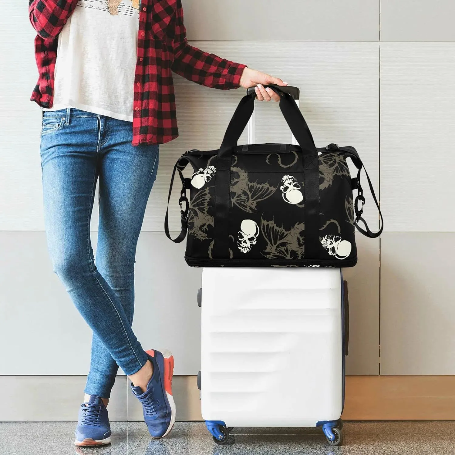 Seamless White Skull with Retro Wings Flying Dragon on Dark Black Gym Duffel Bag, Polyester Travel Weekender Luggage Handbag with Waterproof Pocket for Wet Items, Unisex Foldable Tote for Sports