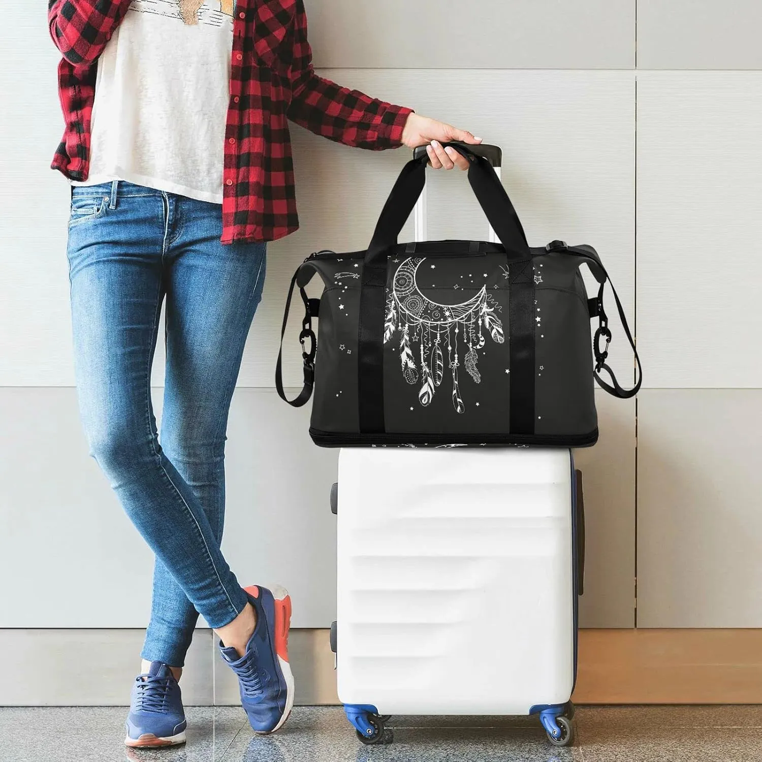 White Dreamcatcher with Feathers and Stars on Black Dark Gym Duffel Bag, Polyester Travel Weekender Luggage Handbag with Waterproof Pocket for Wet Items, Unisex Foldable Tote for Sports