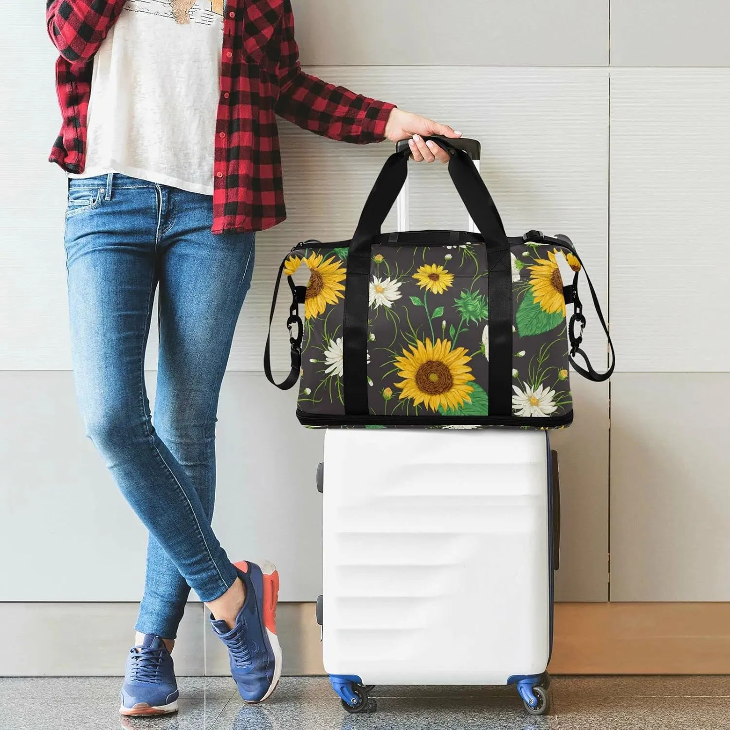 Yellow Sunflowers White Chamomile Flowers with Green Leaves on Dark Gym Duffel Bag, Polyester Travel Weekender Luggage Handbag with Waterproof Pocket for Wet Items, Unisex Foldable Tote for Sports